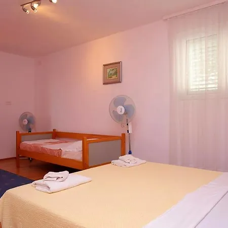 Leo * マカルスカ